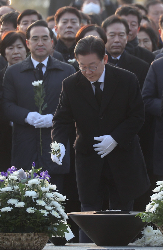 이재명 더불어민주당 대표가 1일 경남 김해시 진영읍 봉하마을 노무현 전 대통령 묘역을 참배하고 있다.  연합뉴스.